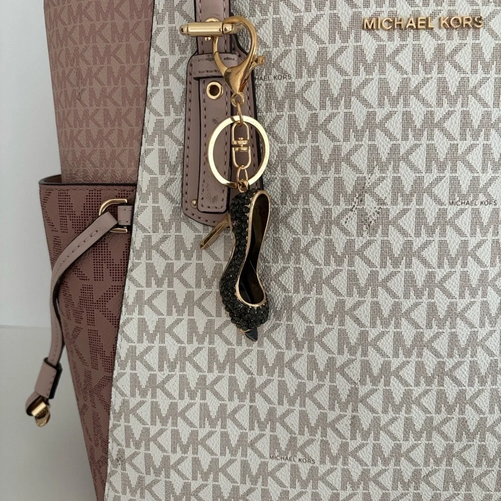 Elegant Black and Gold High Heel Keychain - Picture 3 of 6